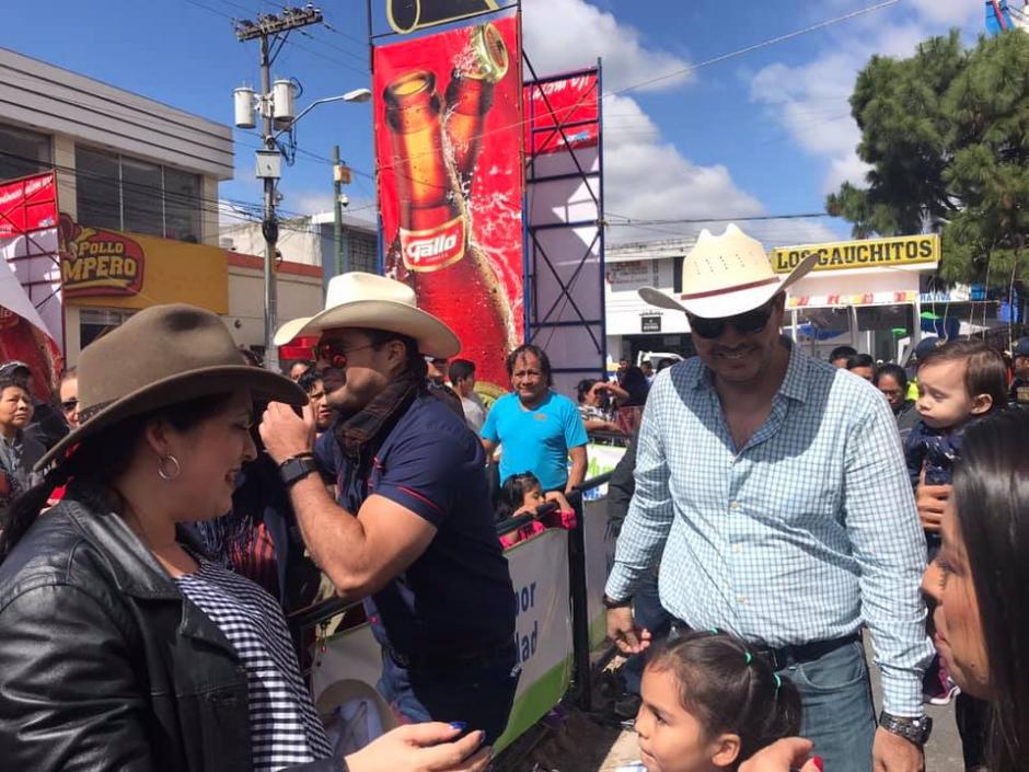 Durante el desfile hípico de Mixco se regalaron artículos con el nombre "Neto Bran". (Foto: Soy502)