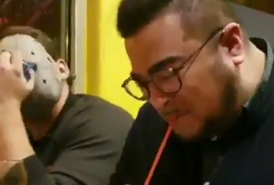 Se mata de la risa durante toda la grabaci&oacute;n, pasa y r&iacute;ete un poco. (Foto: Twitter)