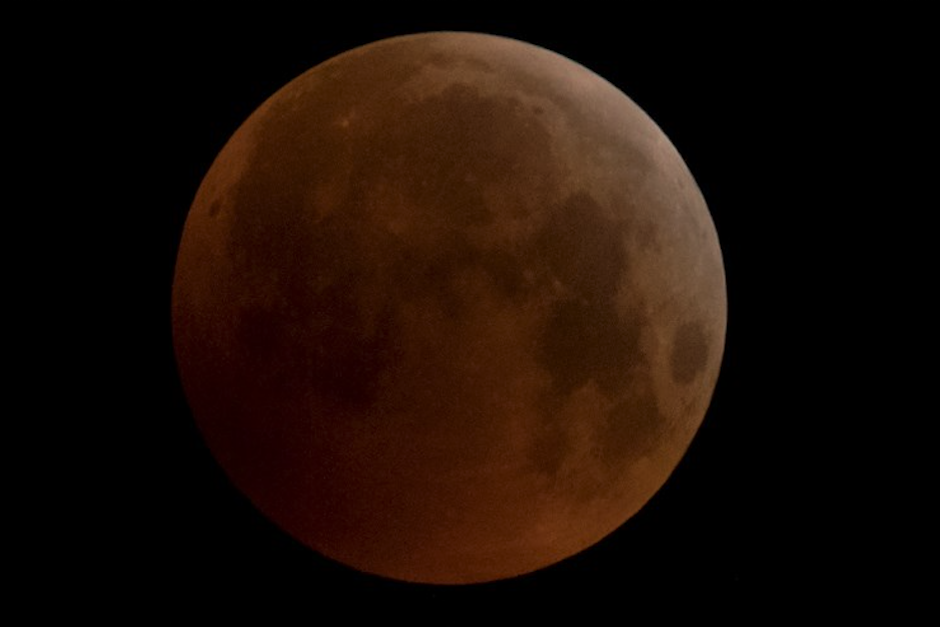 El impacto de un meteorito en la cara visible de la luna. (Foto: AFP)
