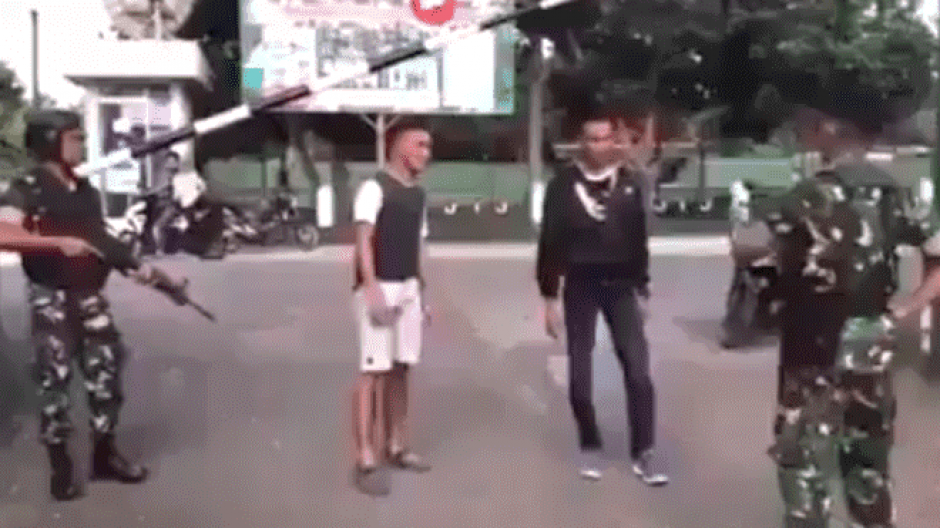 Un joven intent&oacute; atacar a un soldado, pero se llev&oacute; una gran lecci&oacute;n. (Foto: Captura de pantalla)