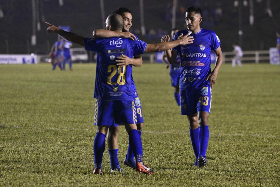 Janderson Pereira celebra la segunda anotaci&oacute;n de Cob&aacute;n. (Foto: Cortes&iacute;a Nuestro Diario)