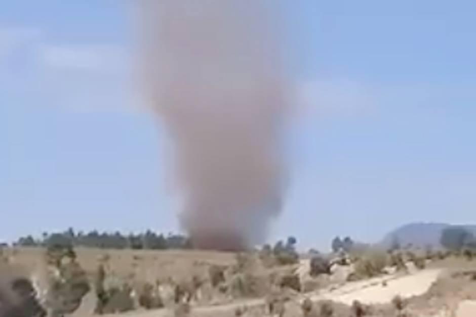 El remolino fue captado en videos que se comparten en redes sociales. (Foto: captura pantalla)&nbsp;