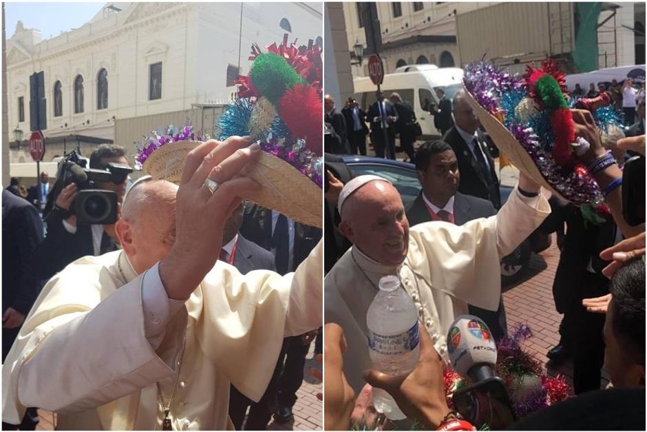 El papa Francisco agradece el obsequio que le entreg&oacute; un peregrino guatemalteco en Panam&aacute;. (Foto: Cristian Aguirre)