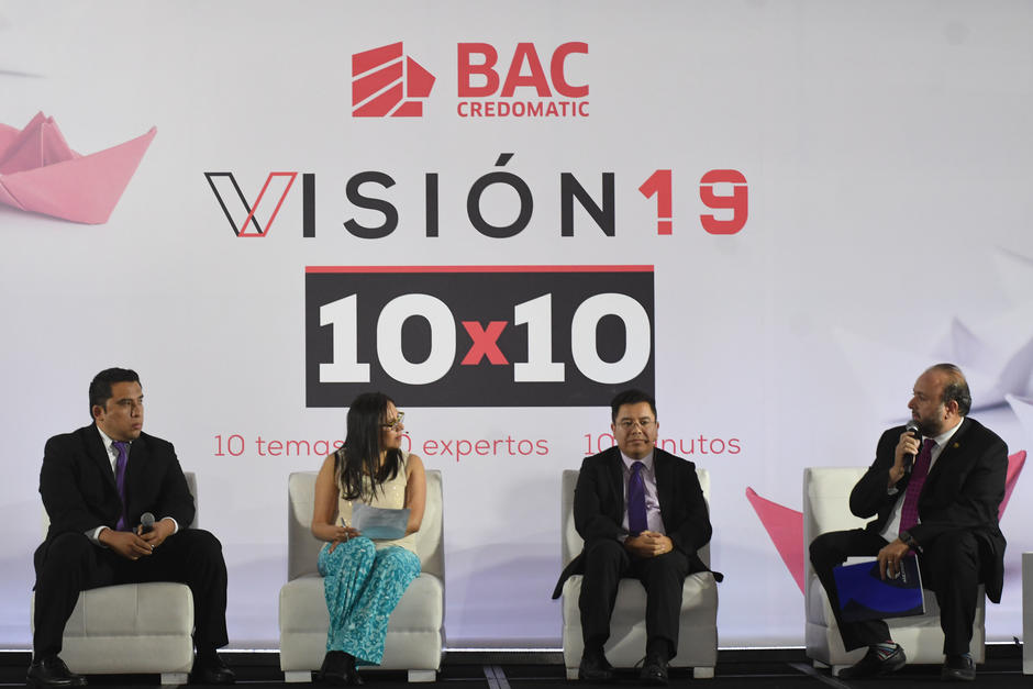 Durante el panel Reactivación Económica 2019, expusieron (de izquierda a derecha):&nbsp;David Casasola, analista del CIEN; Alba Hernández, moderadora; Fredy Gómez, subgerente del INE; Antonio Malouf, presidente de AGEXPORT. (Foto: cortesía SIDEC)