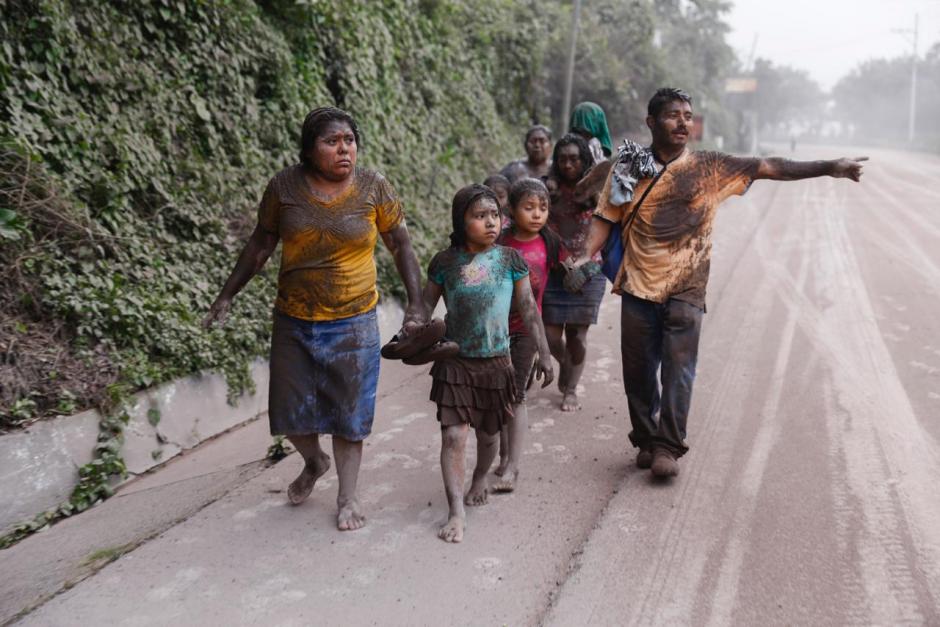 La familia Acajab&oacute;n completa sale de entre la maleza al momento de escapar del lahar de tierra en el caser&iacute;o San Miguel Los Lotes, Escuintla. (Gabriel Herrera/Diario de Centro Am&eacute;rica ) 