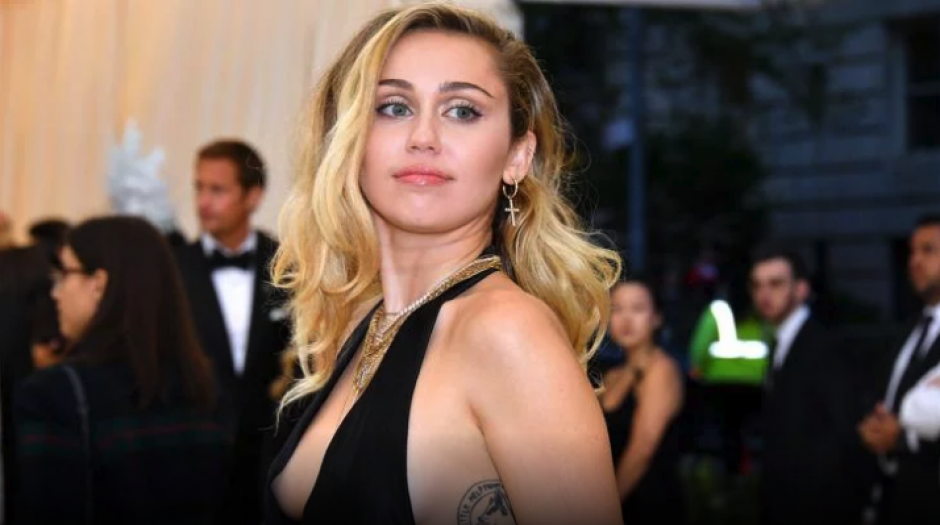 Miley Cyrus se hizo un tatuaje que caus&oacute; controversia.(Foto: elMundo)
