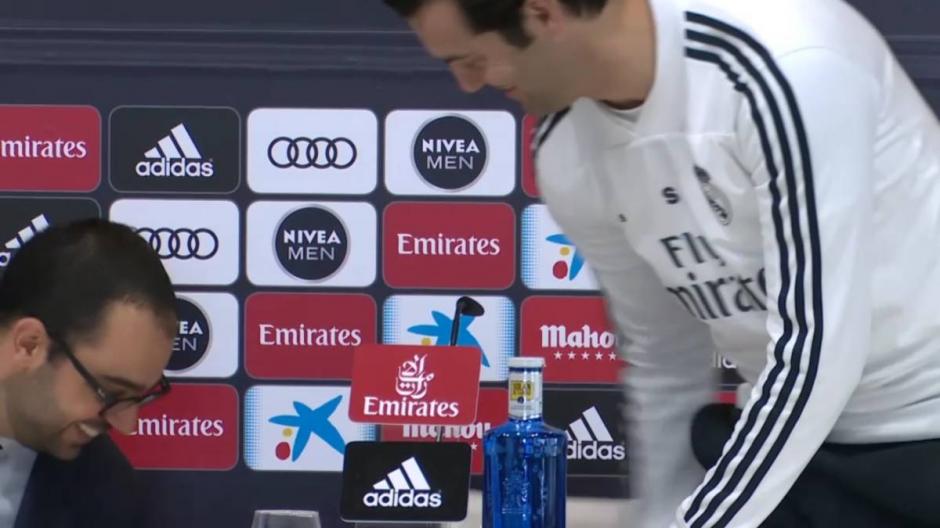 El técnico del Real Madrid tuvo un incidente con la silla. (Foto: Captura)