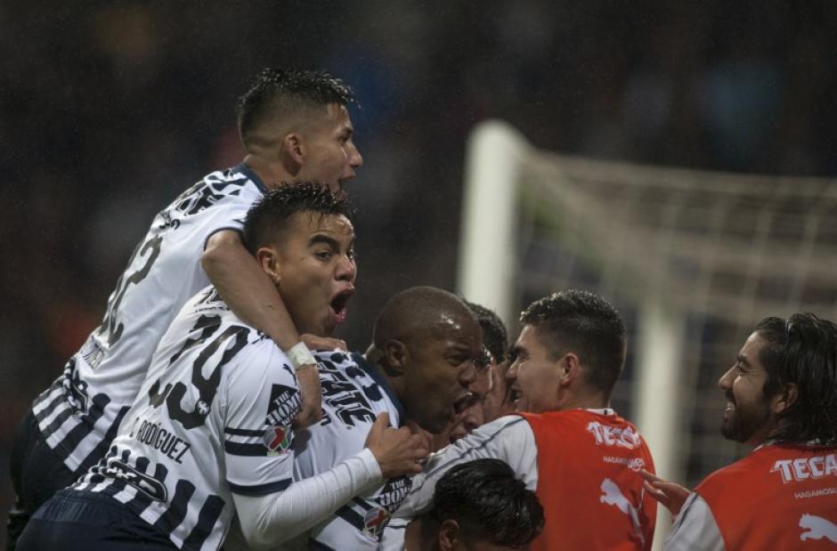La celebración del futbolista argentino con todos sus compañeros. (Foto: AFP)