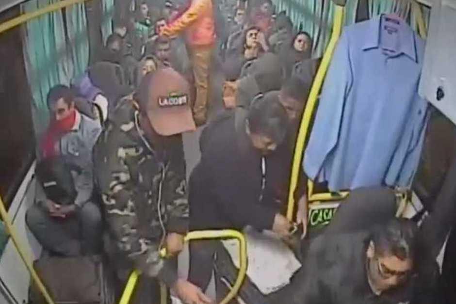 Cámaras captan el momento en que hombre roba a pasajeros de bus