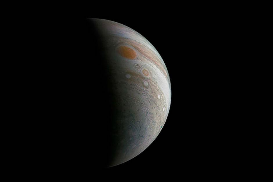 Las fotograf&iacute;as fueron tomadas por la sonda Juno durante un vuelo cercano al planeta. (Foto: AFP)