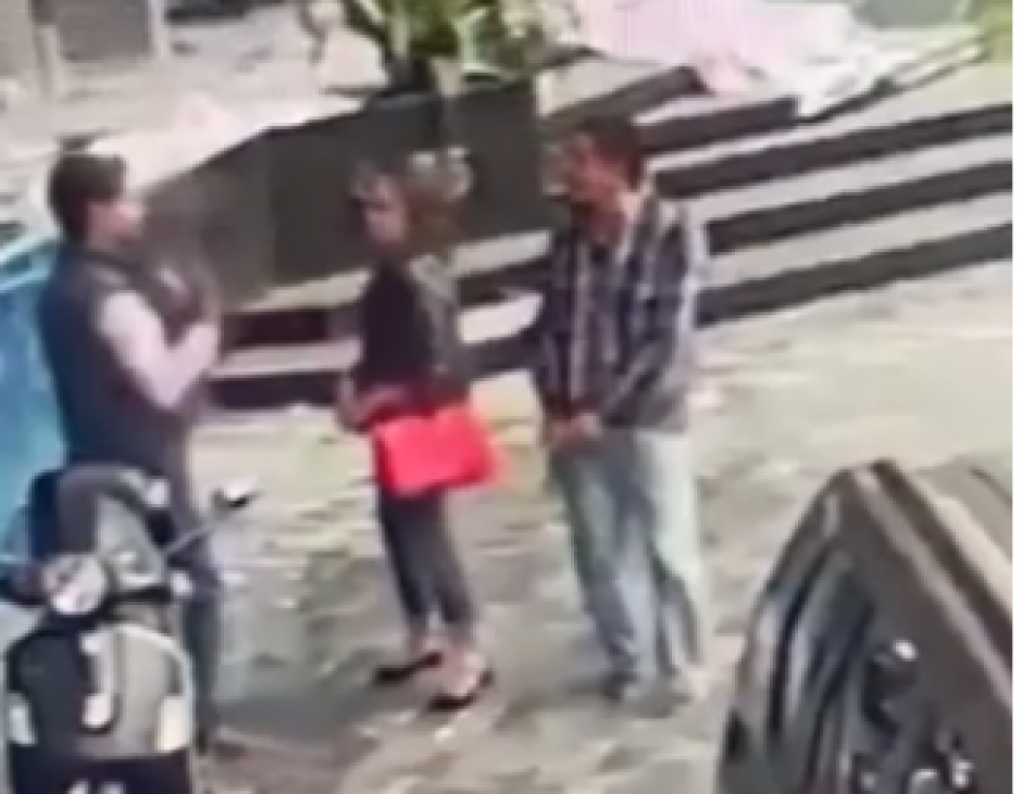 Un hombre asalta a mano armado a una pareja de peatones que conversaba en un sector de la zona 14 de la capital. (Foto: Captura de video)