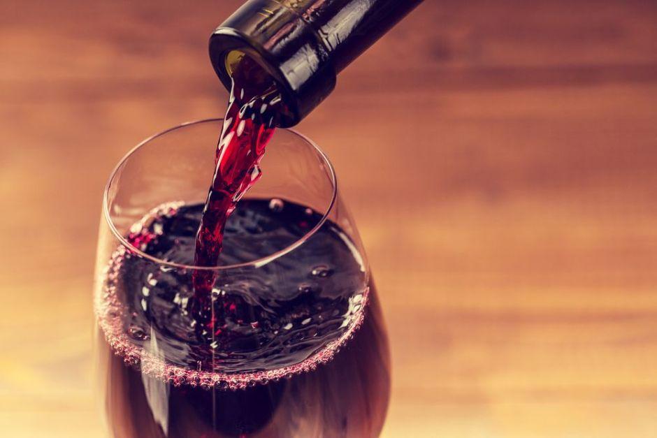 El vino tinto contiene resveratrol, una sustancia que convierte la grasa blanca en otra grasa que se quema m&aacute;s f&aacute;cilmente. (Foto: Telemundo)