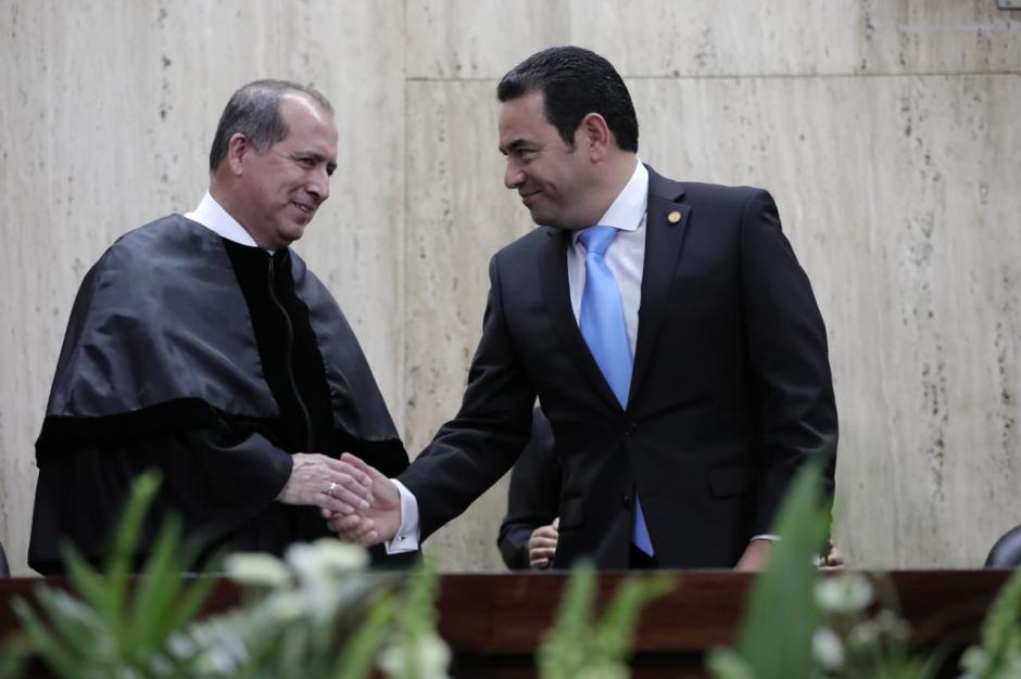 Jimmy Morales saluda a N&eacute;ster V&aacute;squez durante la toma de posesi&oacute;n como presidente de la CSJ. (Foto: AGN)&nbsp;