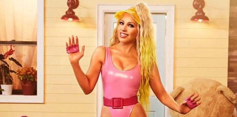 Muy al estilo barbie, as&iacute; apareci&oacute; Thal&iacute;a en su nuevo videoclip. (Foto: Instagram)