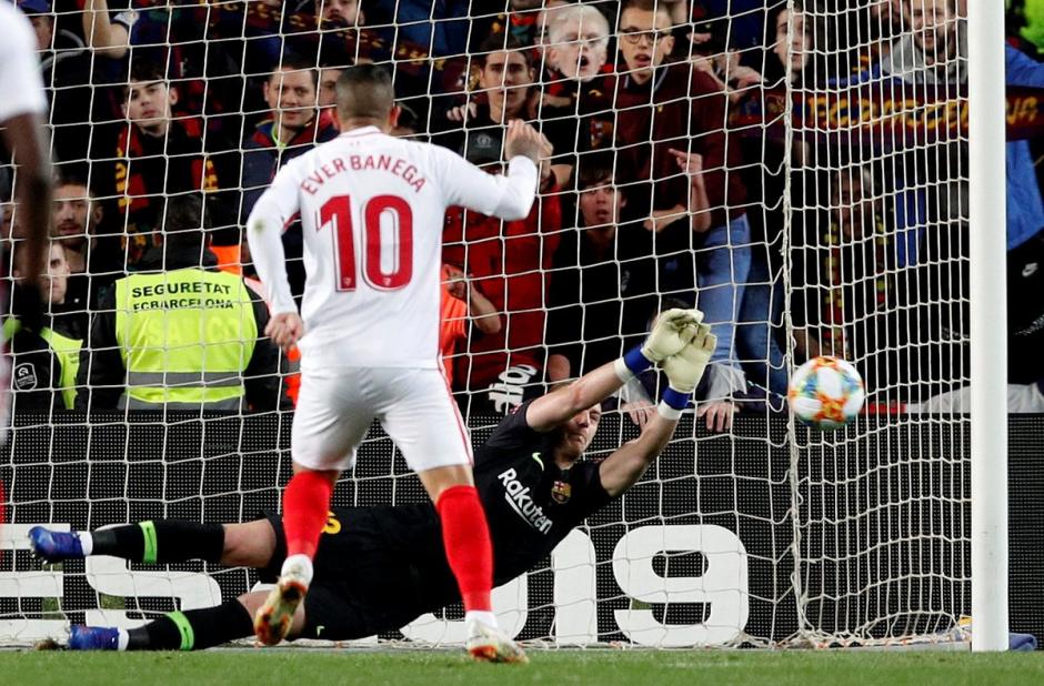 Cillessen salva al Barcelona al atajar un penalti del Sevilla. (Foto: AFP)