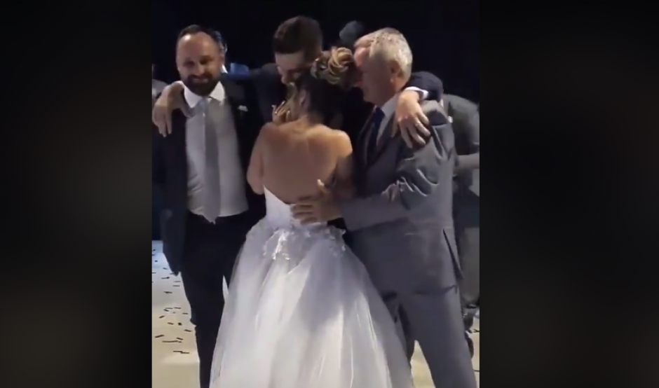 La pareja logra cumplir con uno de sus sueños en el día de su boda. (Captura Video)