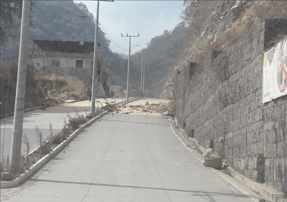 Cuando ocurri&oacute; el derrumbe, dos personas circulaban en motocicleta por esta calle. (Foto: Emisoras Unidas)
