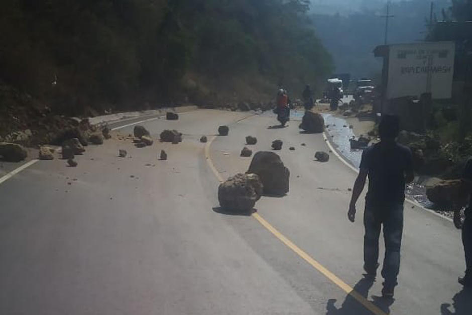 La caída de rocas fue reportada por la Cruz Roja. (Foto: Cruz Roja)