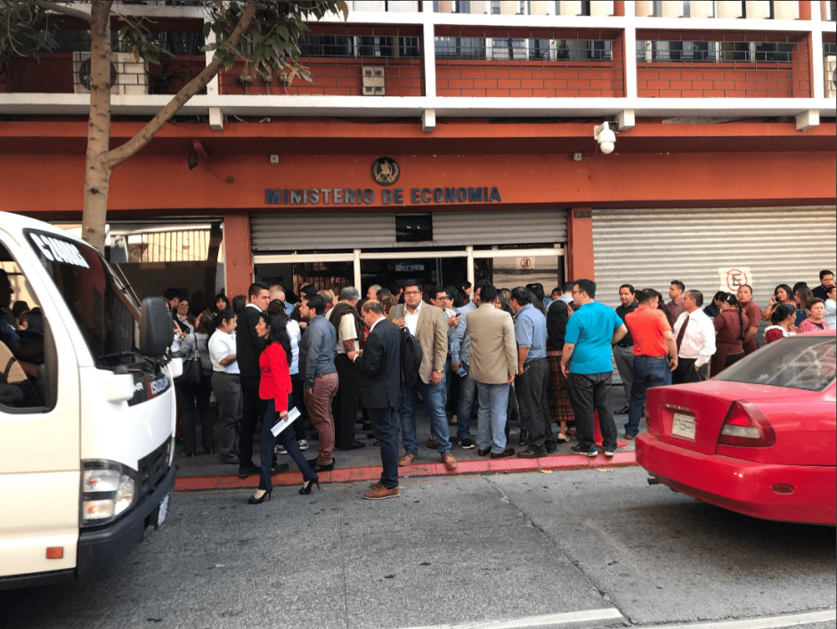 Los edificios p&uacute;blicos fueron evacuados durante el sismo. (Foto: cortes&iacute;a Jos&eacute; Castro)
