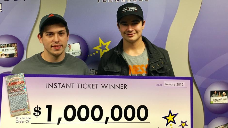 Devon recibiendo el premio (Foto:Loter&iacute;a de Tennessee)