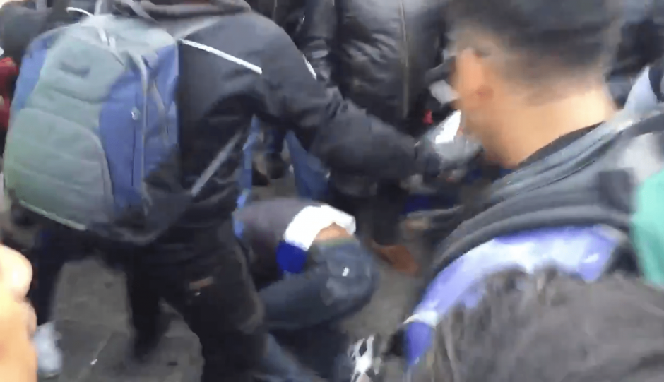 El incidente se registró en la Plaza de la Constitución, previo al inicio de la Caravana del Zorro. (Foto: captura de pantalla)