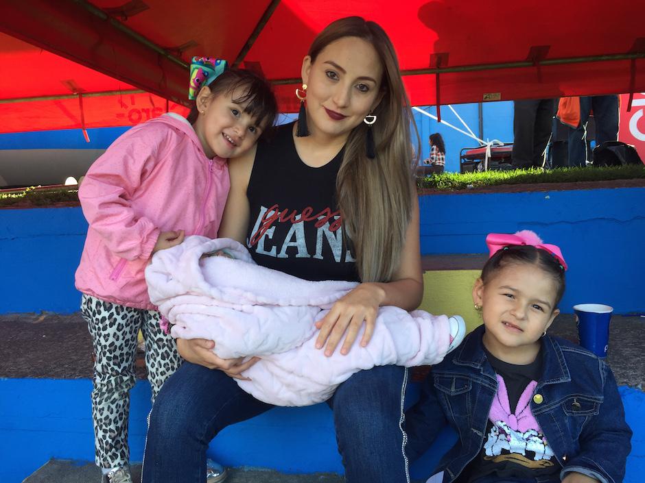 Miriam, esposa de Othoniel Arce, y sus hijas observaron el partido de Municipal. (Foto: Luis Barrios/Soy502)
