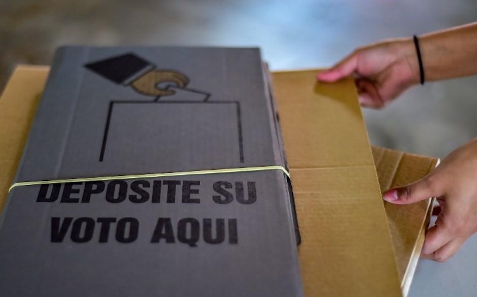 Sin ning&uacute;n contratiempo los salvadore&ntilde;os abrieron los centros de votaci&oacute;n. Foto: AFP