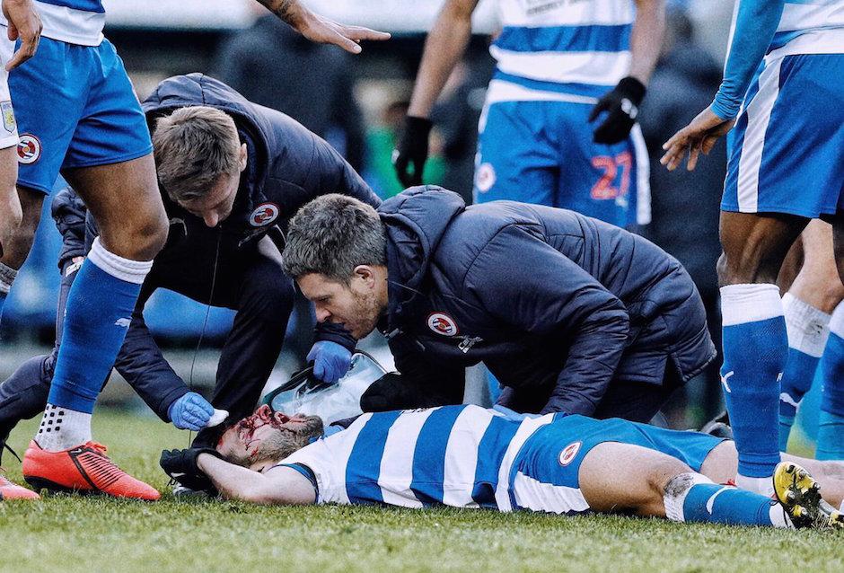 Oliveira es atendido por los servicios médicos de su equipo. (Foto: Twitter)