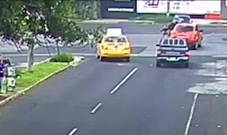 Motorista imprudente se pasa en rojo y provoca accidente