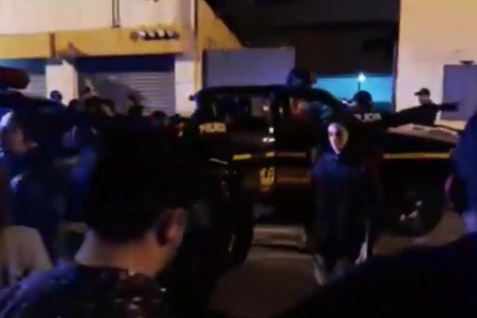 Varios polic&iacute;as detienen a la mujer que intenta mediar para que un compa&ntilde;ero de ella no sea trasladado. (Foto: captura pantalla)&nbsp;