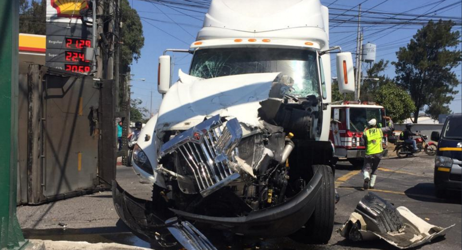 El choque de dos camiones complica el tráfico en el lugar. (Foto: Radio Punto)