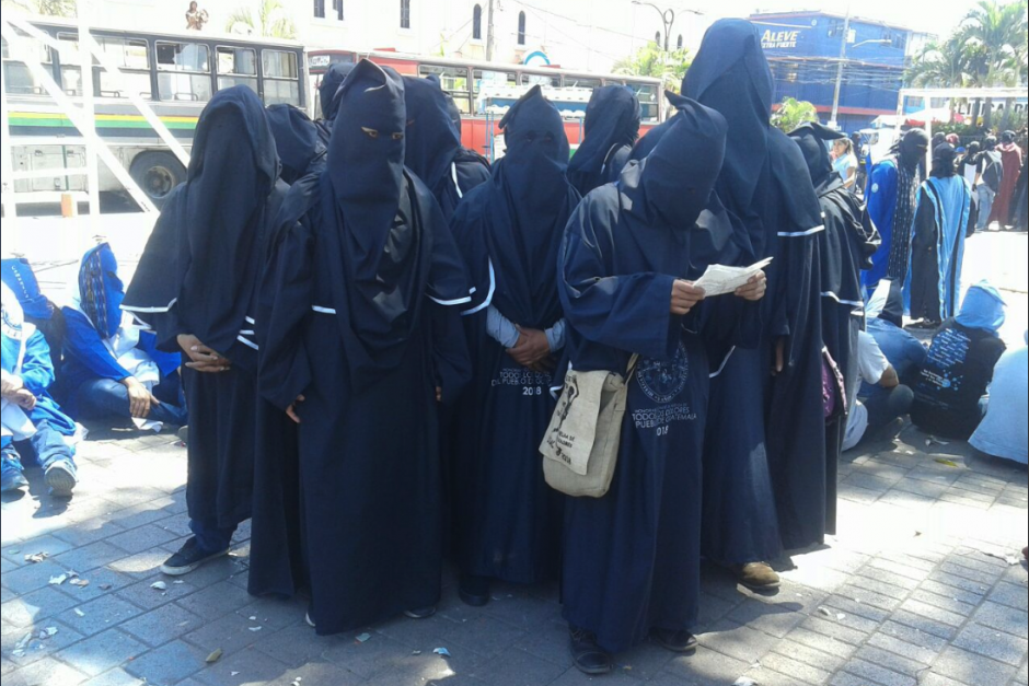 El uso de la capucha en la Huelga de Todos los Dolores se ha vuelto una tradición. (Foto: Archivo/Soy502)