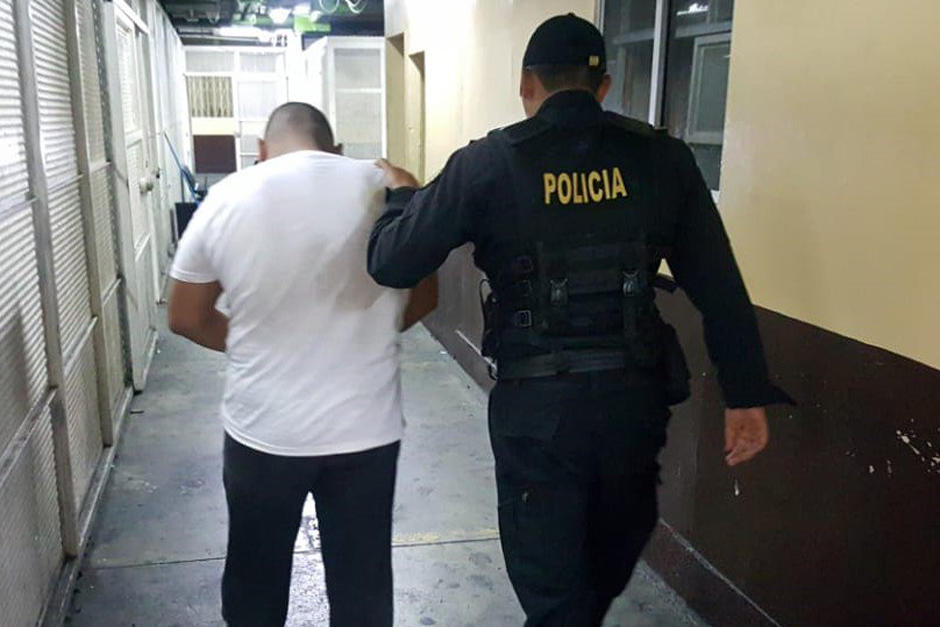 Los dos polic&iacute;as ya fueron detenidos y podr&iacute;an ser sancionados (Foto: PNC)