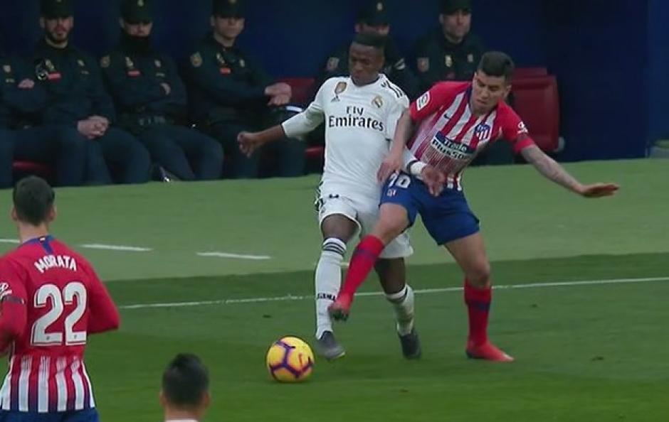 Ángel Correa disputa el balón con Vinicius. (Foto: Captura de pantalla)