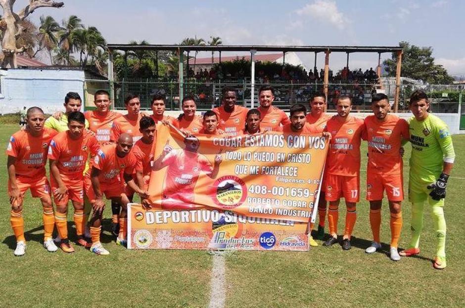 El cuadro titular de Siquinal&aacute; muestra una manta solidaria con Roberto Cobar. (Foto: Facebook)