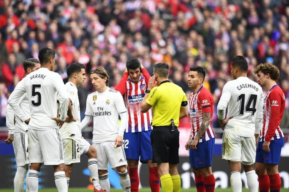 Morata se lamenta mientras escucha la decisi&oacute;n del &aacute;rbitro en su gol anulado. (Foto: AFP)