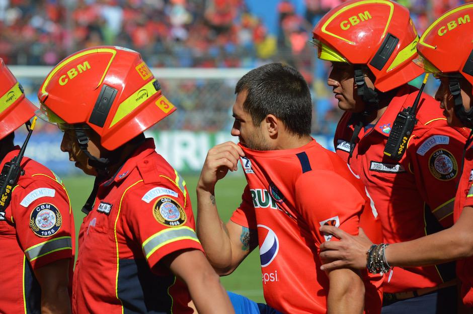 El argentino Jonathan Hansen sale en camilla. (Foto: Rudy Mart&iacute;nez/Soy502)