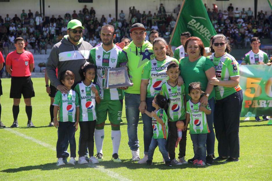 La Junta Directiva de Antigua GFC le entreg&oacute; una plaqueta a Jos&eacute; Manuel Contreras, quien estuvo acompa&ntilde;ado de su familia. (Foto: Javier del Cid)