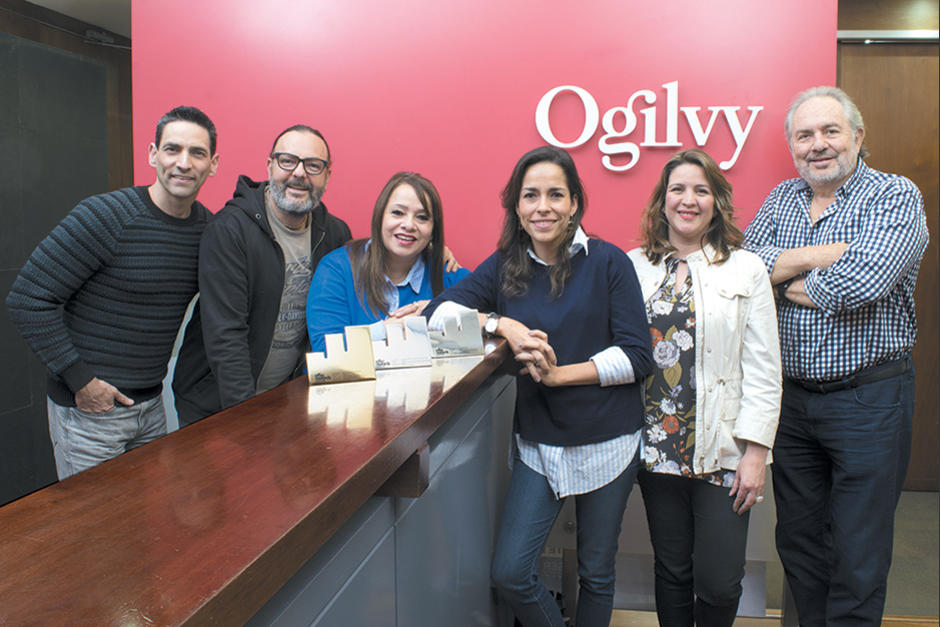 El equipo de Ogilvy Guatemala luce orgulloso de conseguir nuevamente varios galardones en los premios Effie. (Foto: cortes&iacute;a HK Strategies)