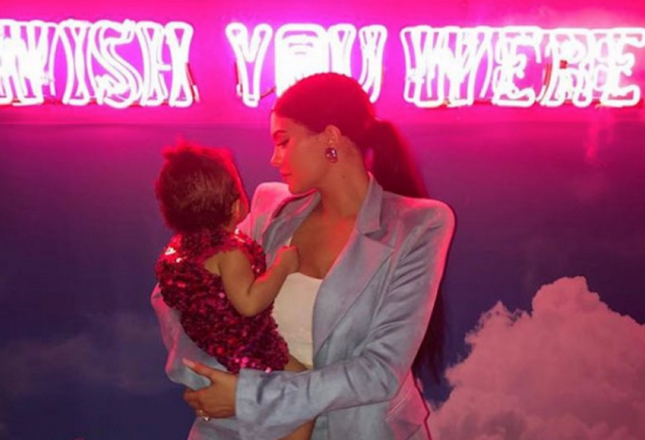 Unicornios, globos y rosas fueron alguos de los accesorios de la fiesta del primer cumple&ntilde;aos de "Stormi".&nbsp;