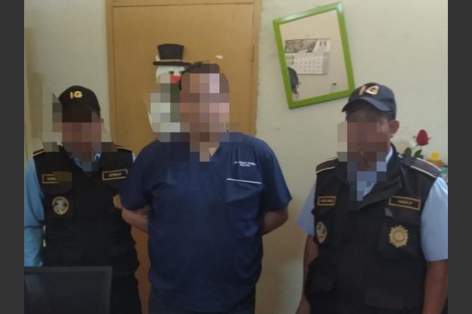 El doctor fue detenido por la Policía Nacional Civil, por el caso de un bebé. (Foto: captura pantalla)&nbsp;