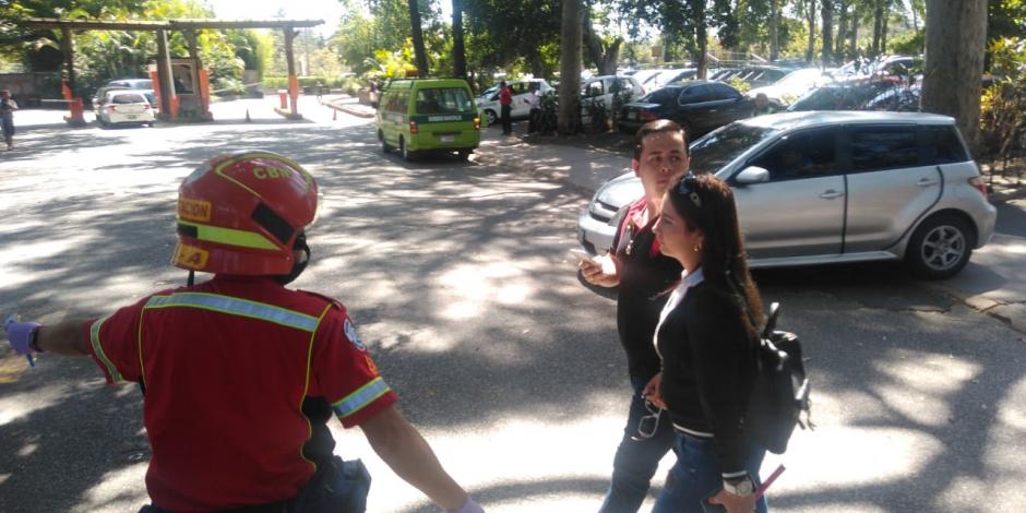 Los Bomberos Municipales acudieron al lugar para evacuar a las personas. (Foto: Captura pantalla)&nbsp;