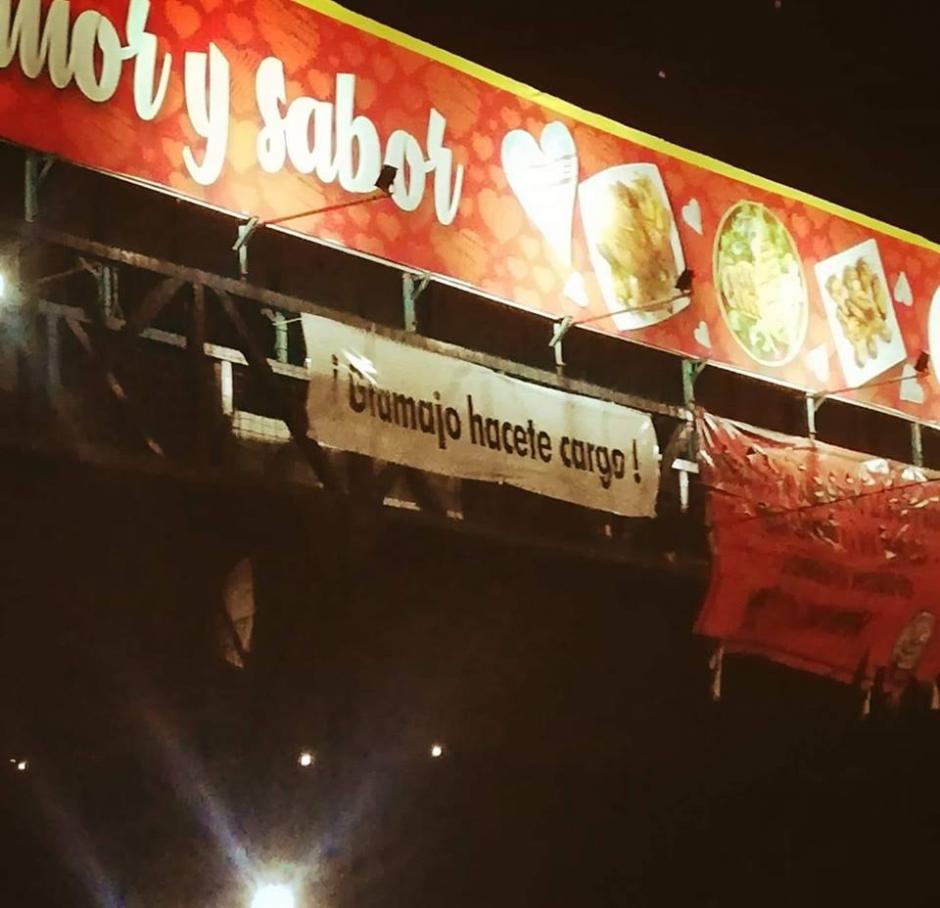 Las mantas fueron colocadas durante la madrugada de este jueves. (Foto:&nbsp;Boris Barrios/Facebook)