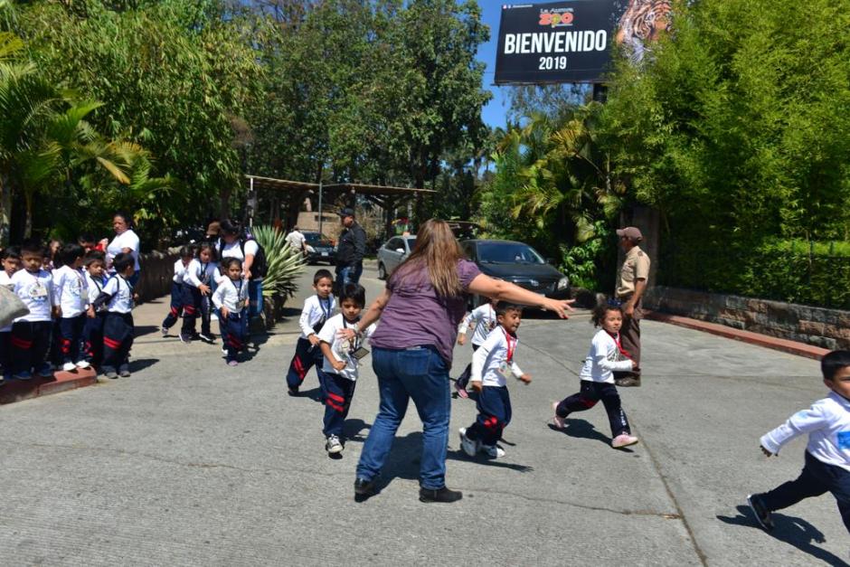 La PNC llegó al lugar para descartar cualquier situación de bomba. (Foto: Jesús Alfonso/Soy502)&nbsp;