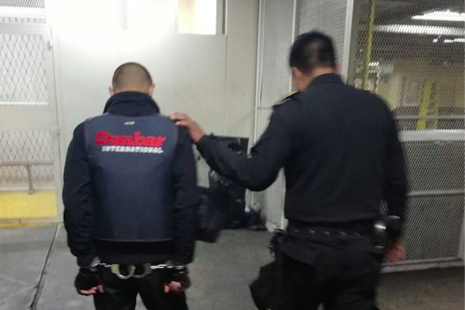 La policía capturó al agente de seguridad privada al que le intentaron quitar el arma. (Foto: PNC)