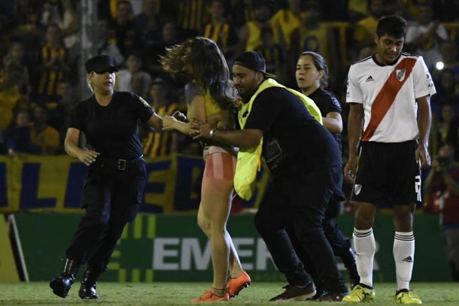 Sheila Stanolli saltó semidesnuda a la cancha del Gigante de Arroyito. (Foto: Nación)