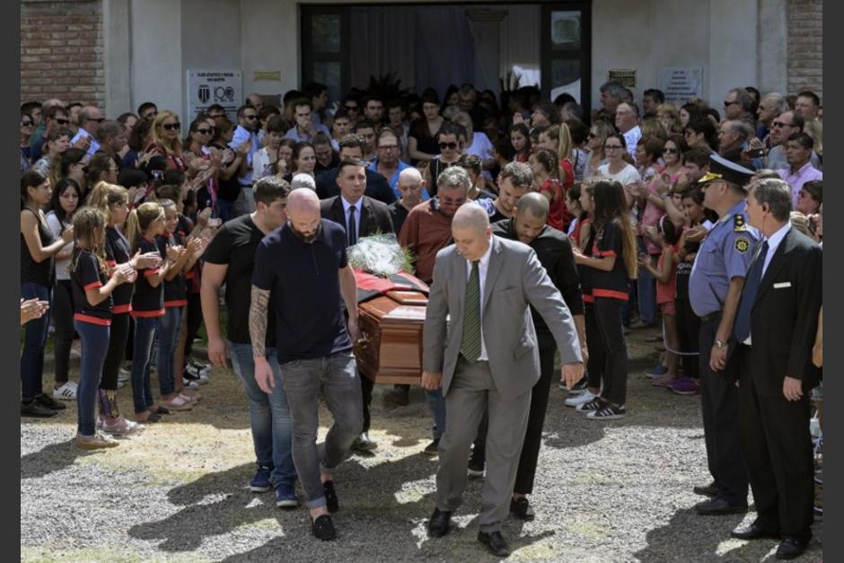 Los restos del jugador de Progreso recibieron honores antes de ser cremado. (Foto: AFP)
