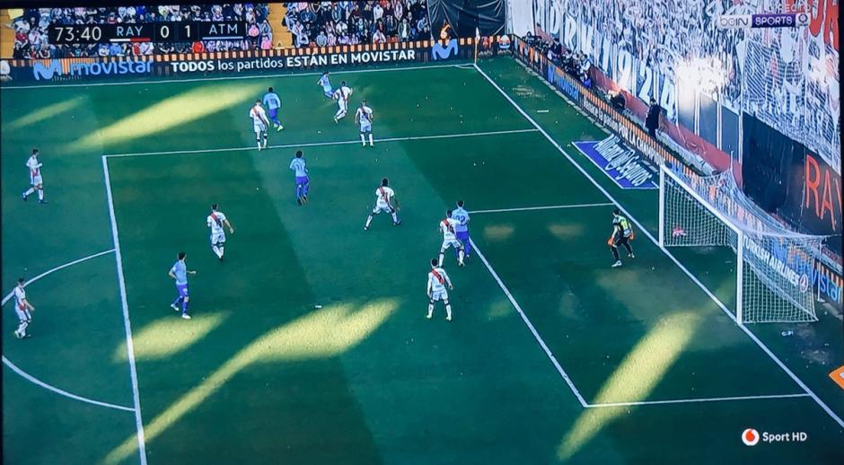 Álvaro Morata estaba adelantado en la acción previa al disparo de Griezmann. (Foto: Captura)