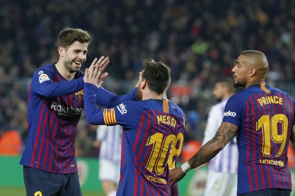 Piqu&eacute;, Messi y Boateng festejan el triunfo del Barcelona ante el Valladolid. (Foto: AFP)&nbsp;