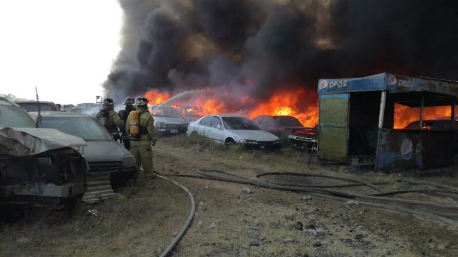 Los Bomberos Voluntarios y Municipales trabajan en el lugar. (Foto: captura pantalla)&nbsp;